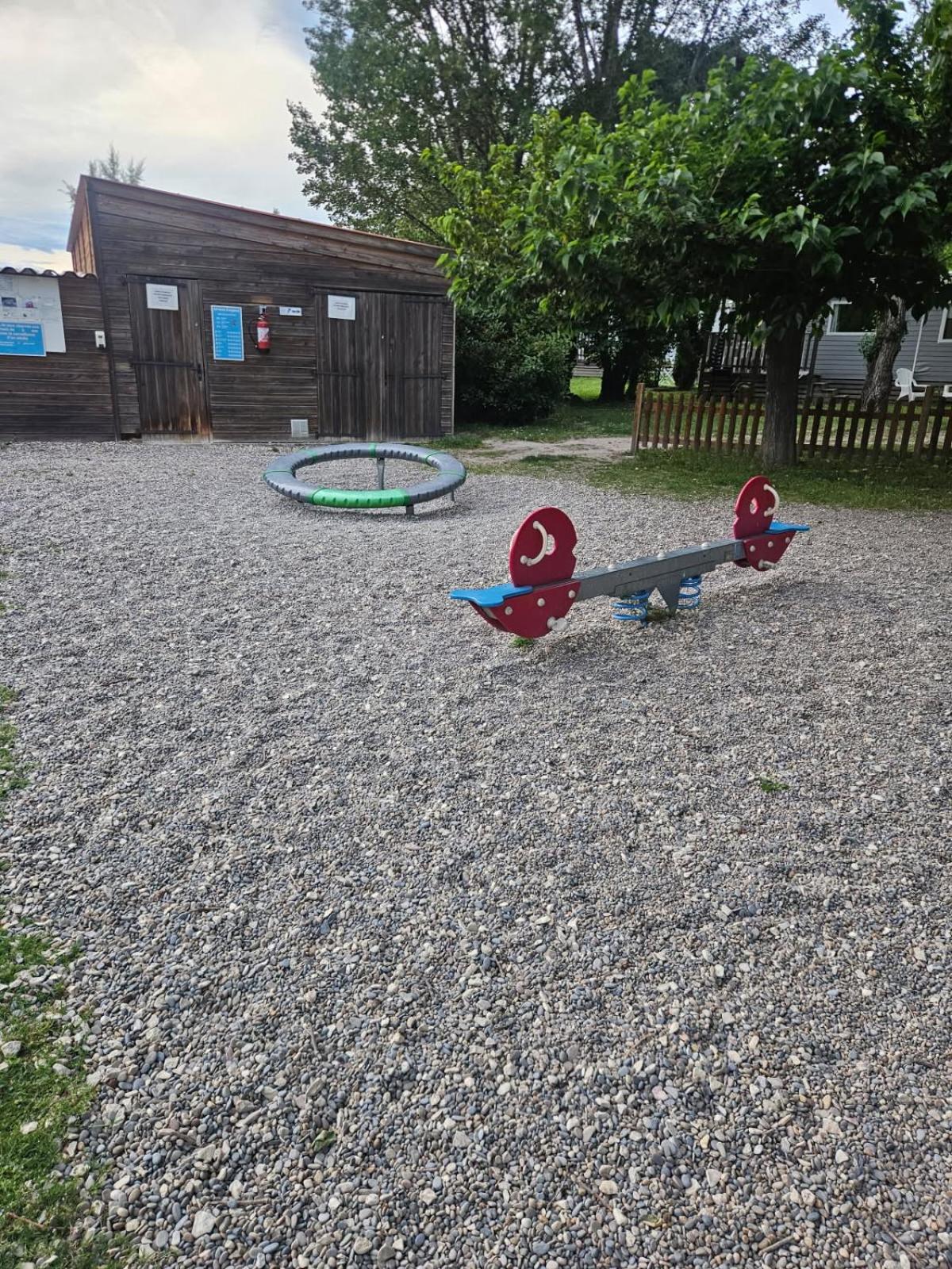 Mobil-Home 6 Personnes Chez Maylia Cadenet Exterior photo